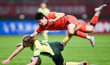 开云-杨铭锐太凶了！U19国青2-4袋鼠 小苗独了 场地太坑了！久尔太水了